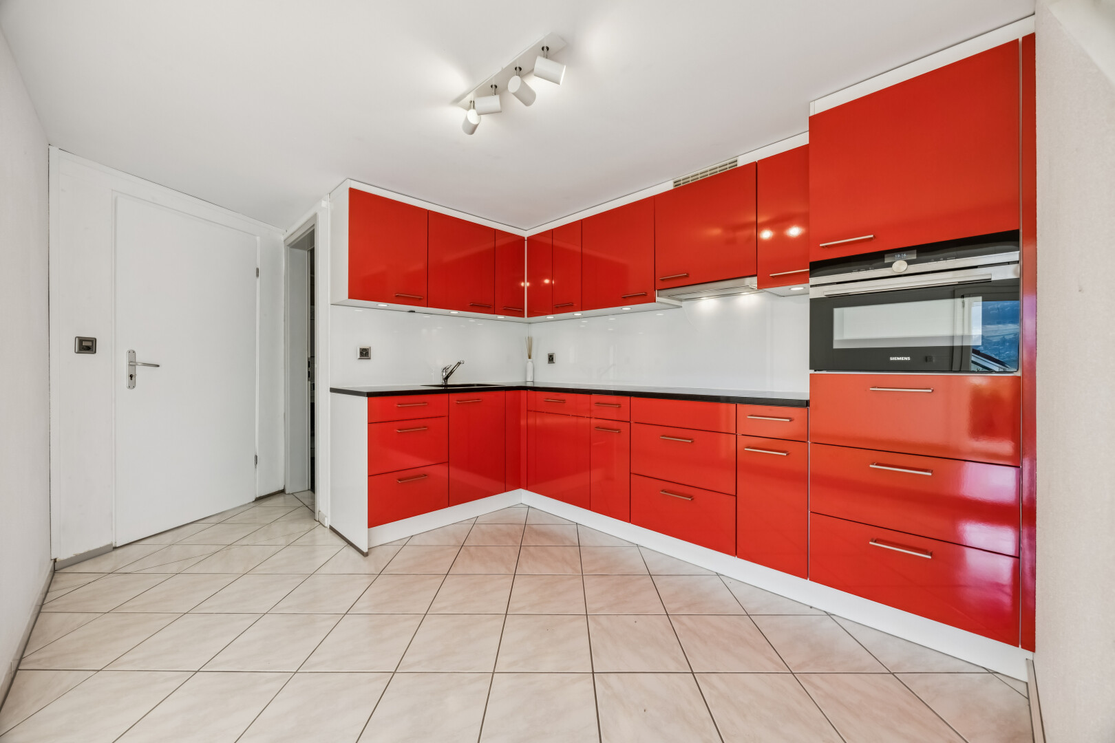 küche mit ofen, deckenbeleuchtung, light floor, red cabinets, und rote schränke