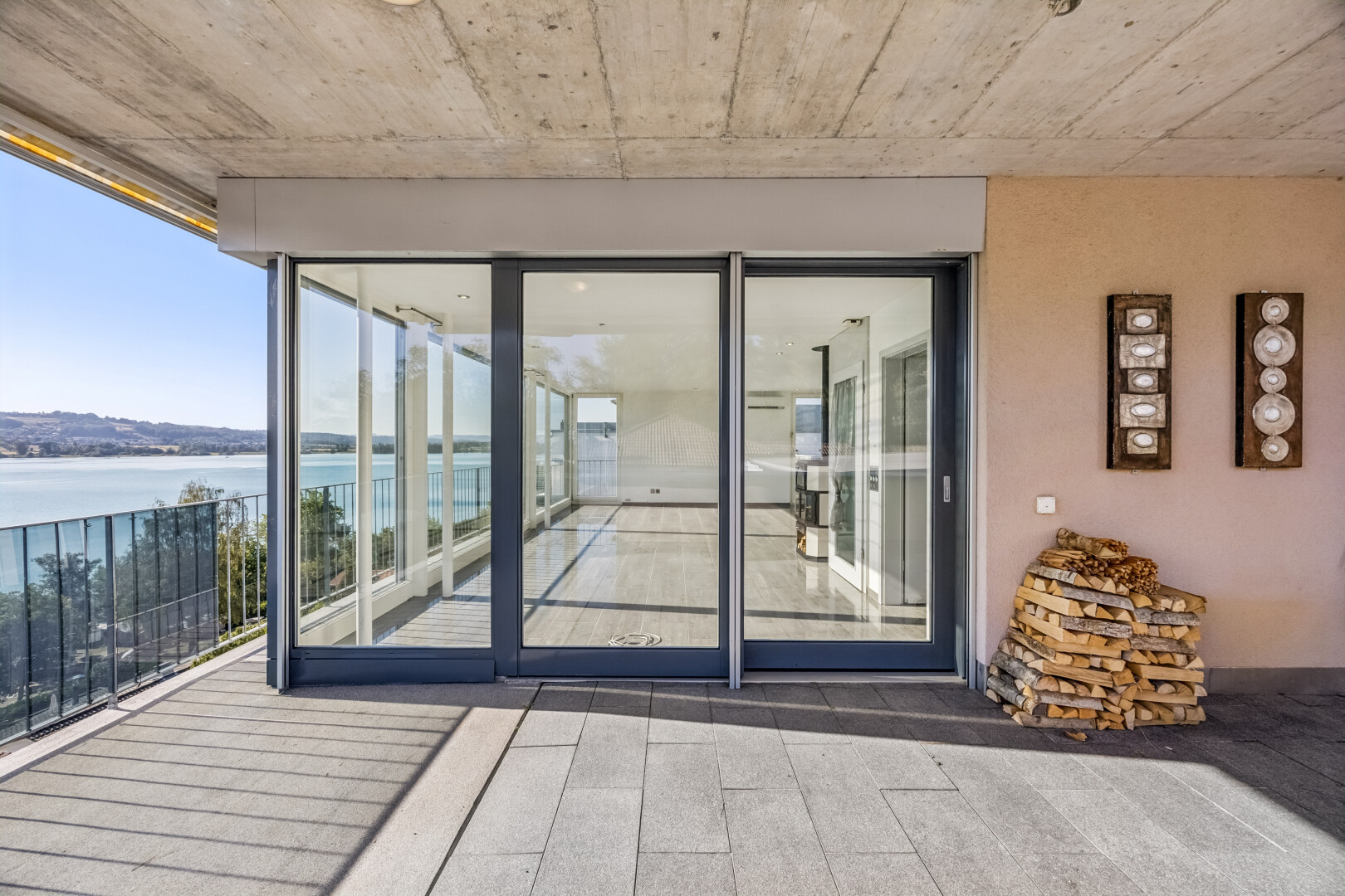 terrasse mit water view, seesicht, day time, view focus, und waterfront