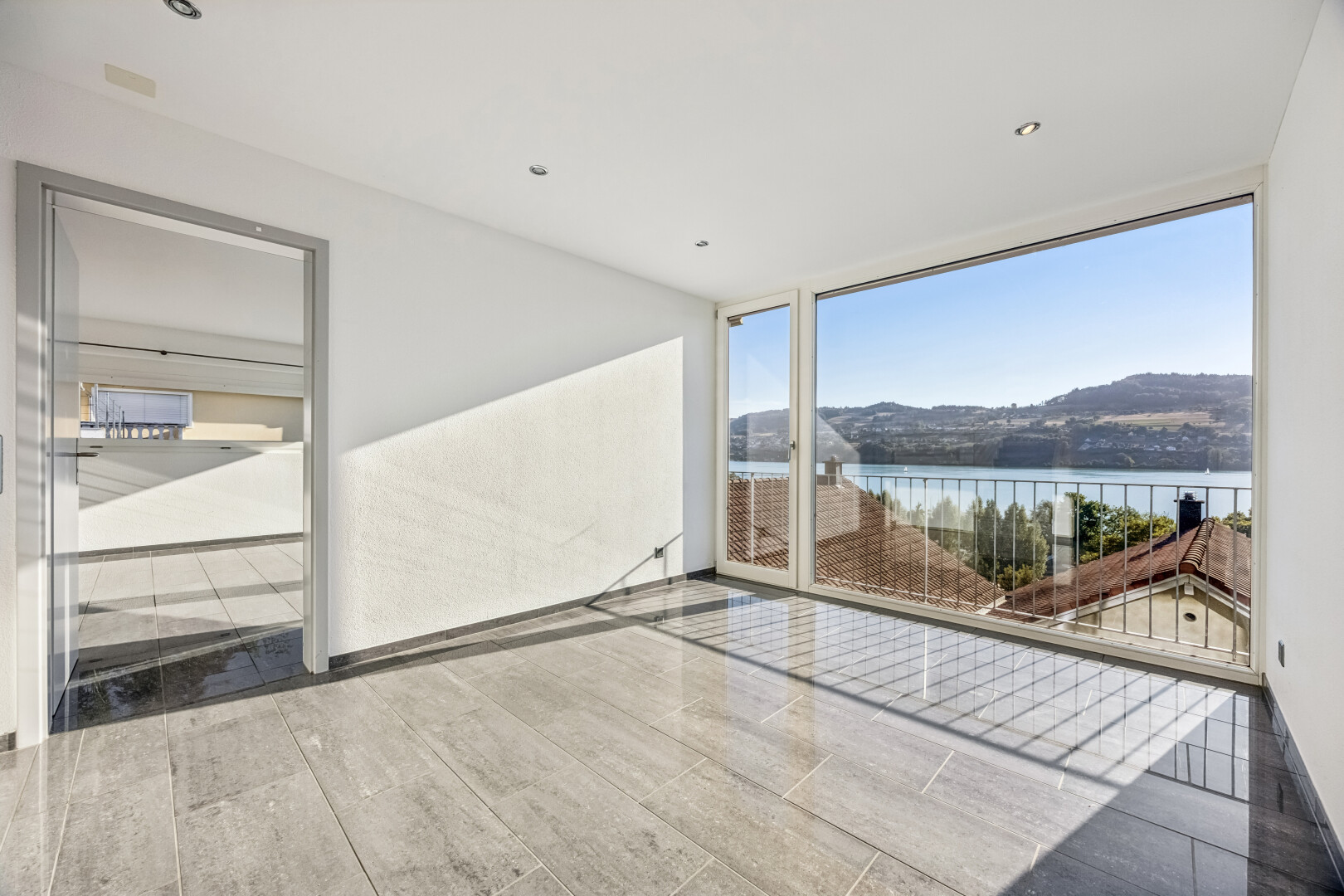 leerer raum mit view focus, seesicht, water view, einbauleuchten, und day time