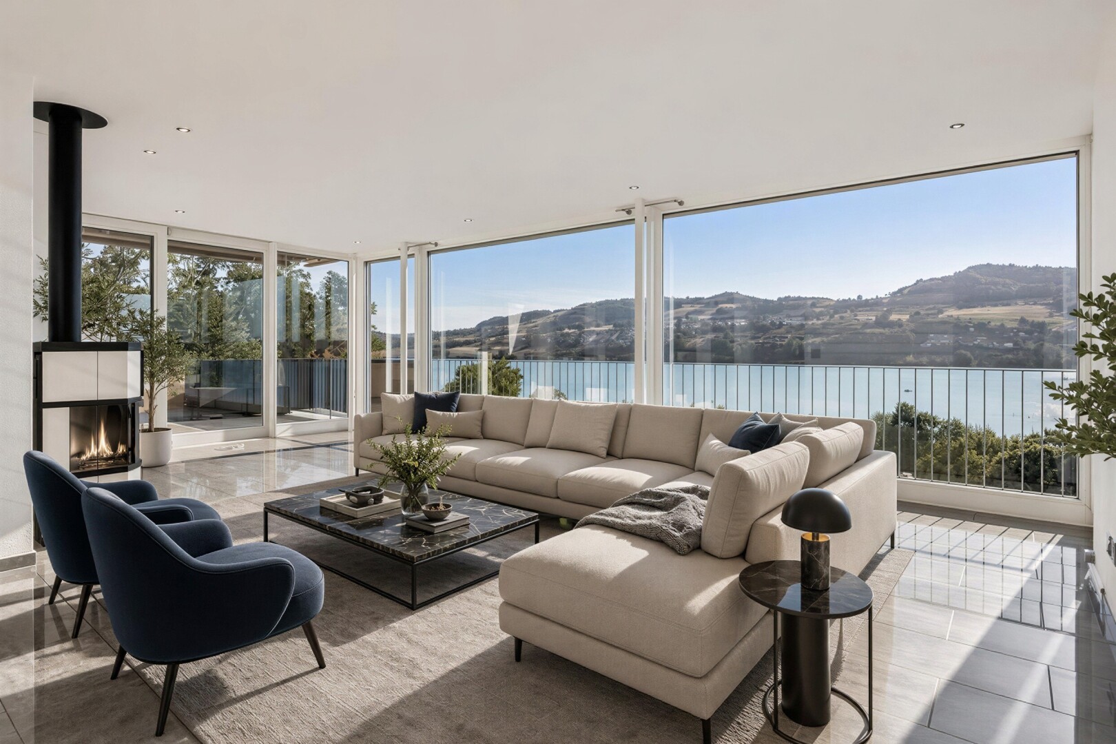 leerer raum mit floor ceiling windows, day time, view focus, seesicht, und water view