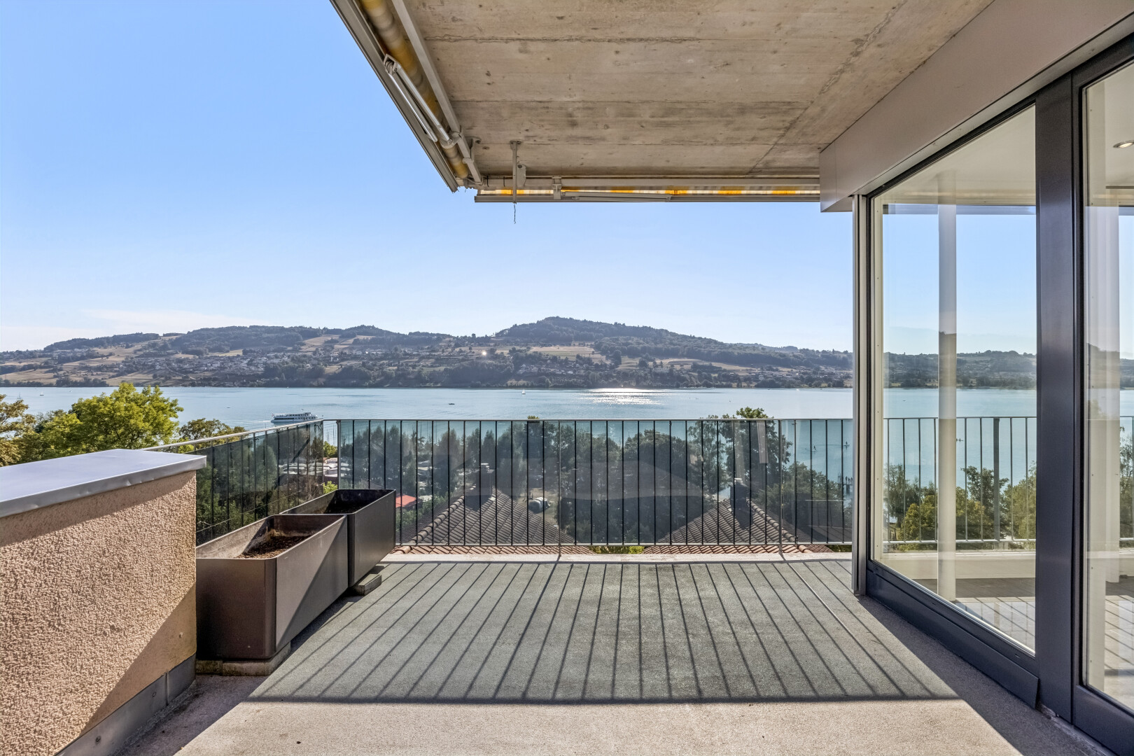 terrasse mit view focus, water view, seesicht, und day time