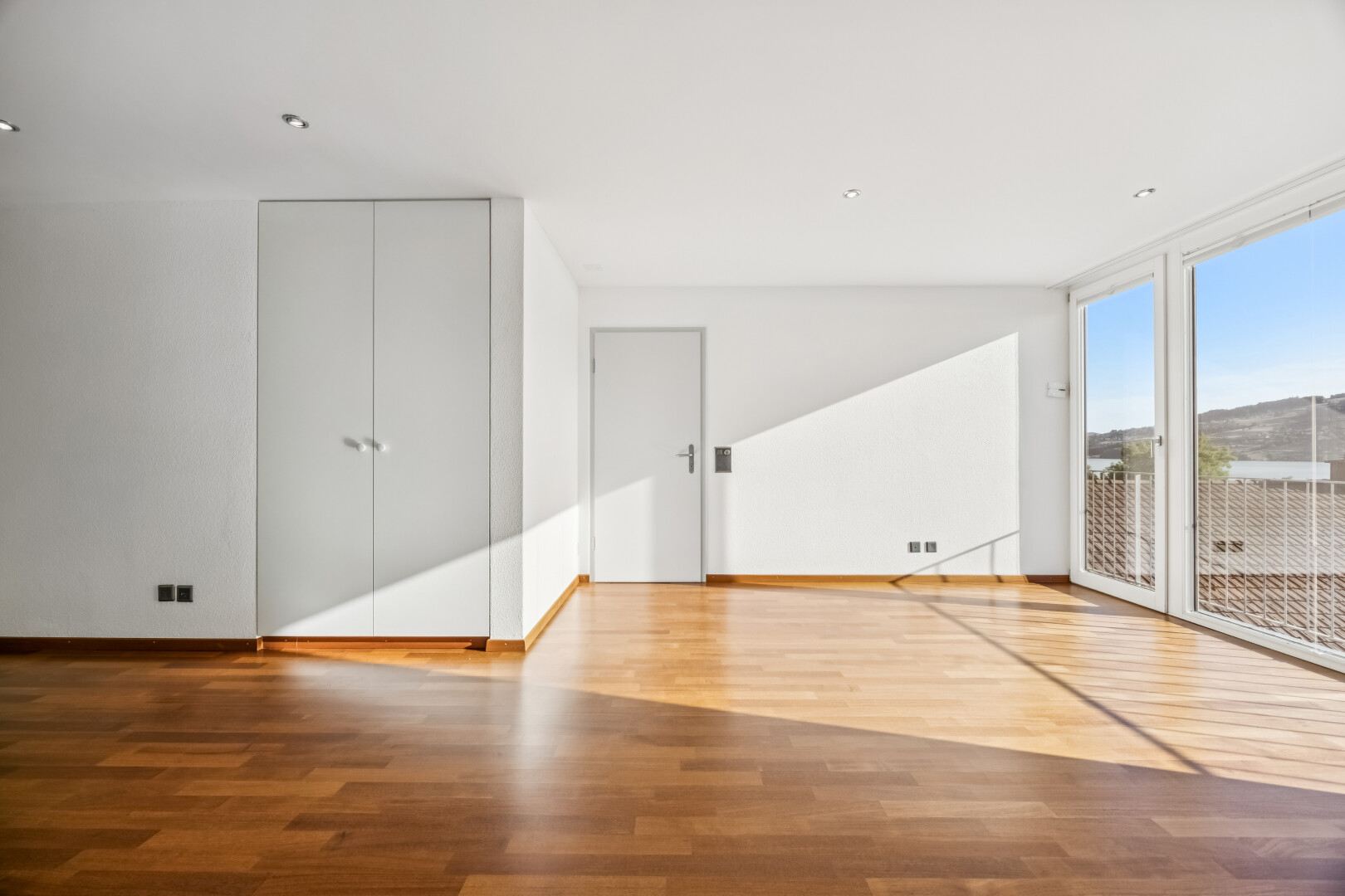 leerer raum mit holzfußboden, wood finish floor, gipskartonwand, drywall, und inside property