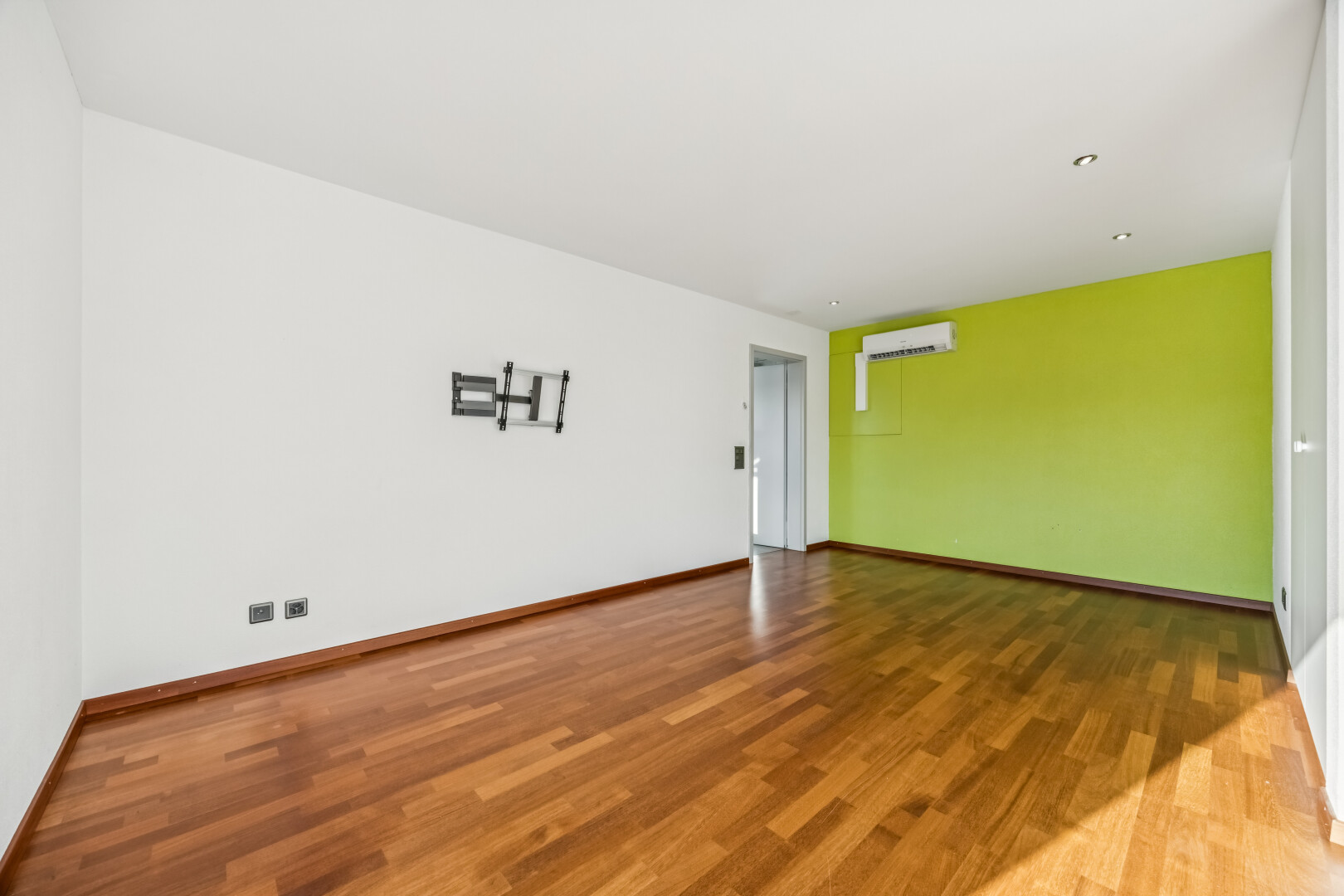 leerer raum mit drywall, gipskartonwand, wood finish floor, holzfußboden, und inside property