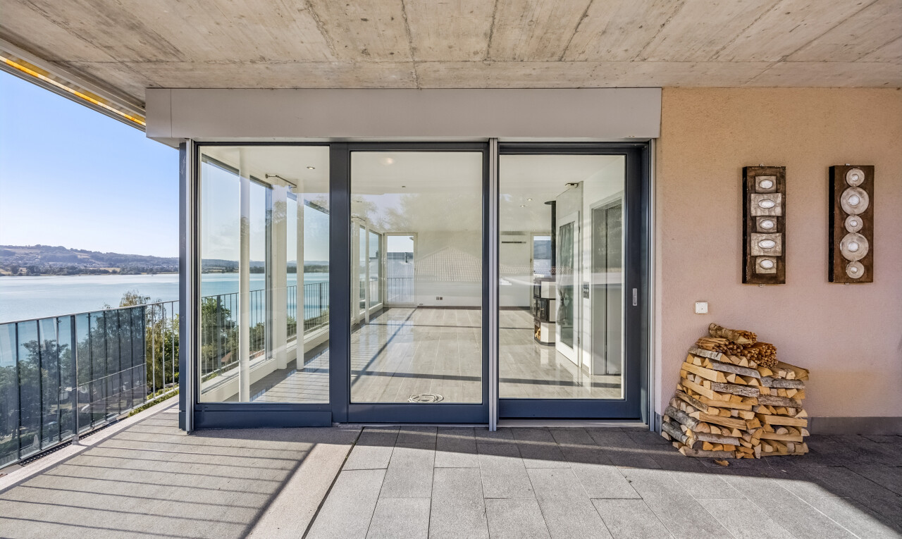 terrasse mit water view, seesicht, day time, view focus, und waterfront
