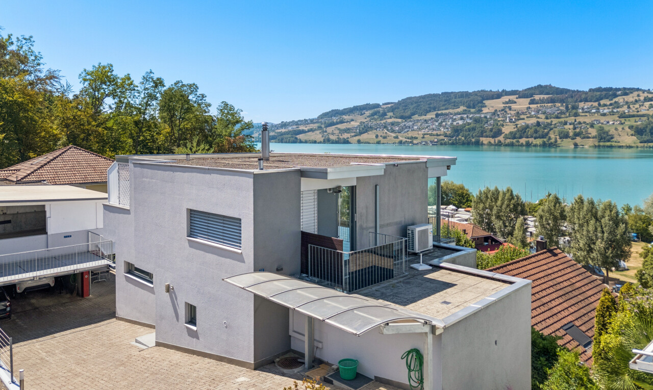 außenansicht mit seesicht, water view, day time, drone view, und property visible