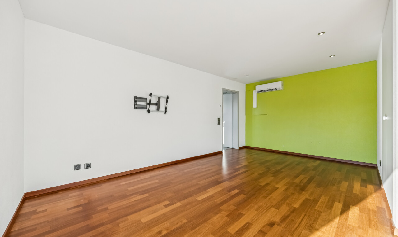 leerer raum mit drywall, gipskartonwand, wood finish floor, holzfußboden, und inside property