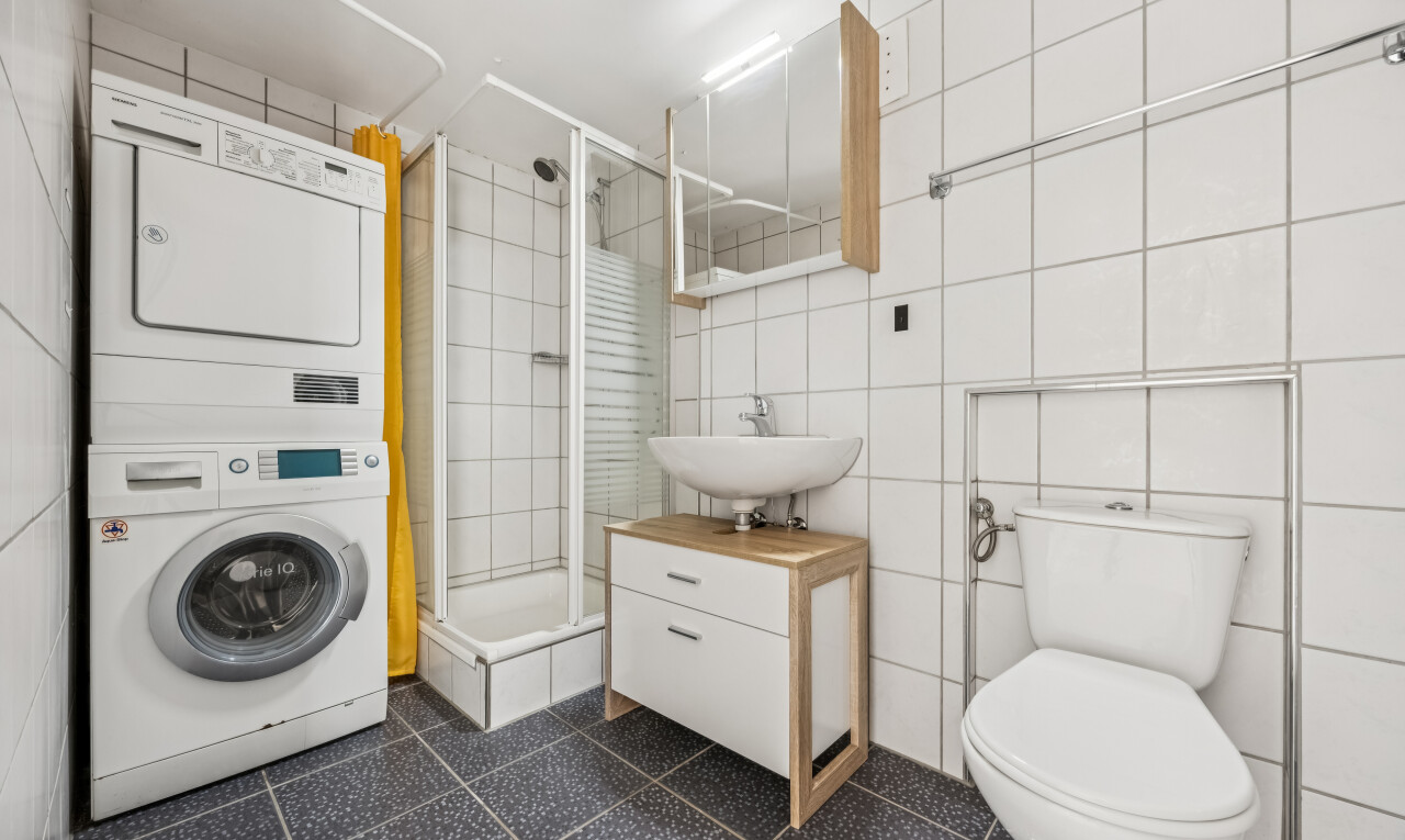 bad mit dusche, tile wall, fliesenwand, komplettes badezimmer, und toilette