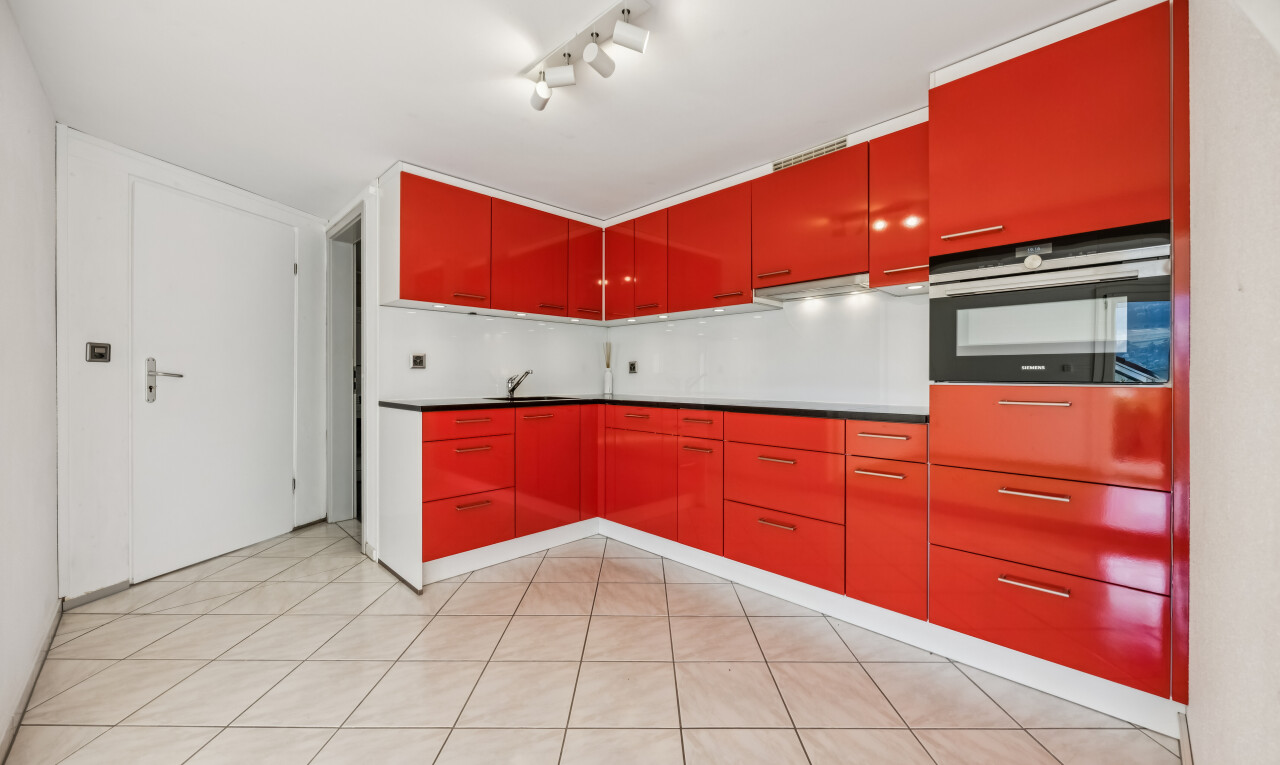 küche mit ofen, deckenbeleuchtung, light floor, red cabinets, und rote schränke