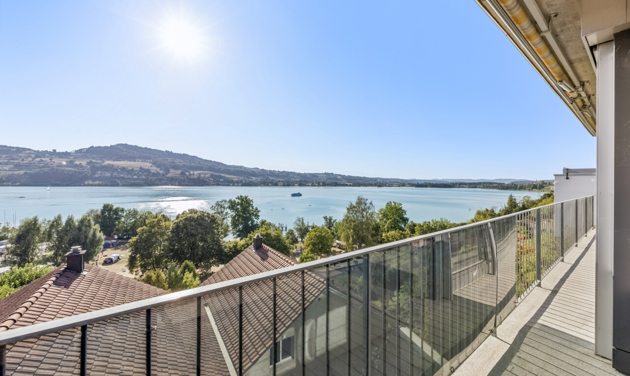 balkon mit seesicht, water view, balkon, view focus, und day time