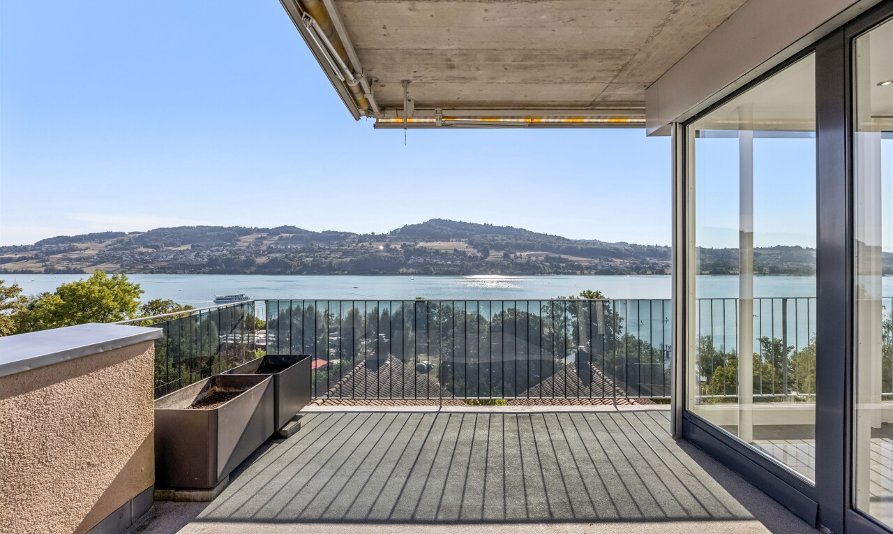 terrasse mit view focus, water view, seesicht, und day time