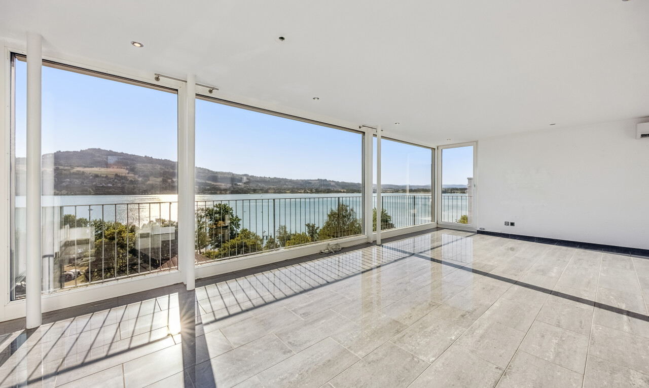 leerer raum mit view focus, water view, seesicht, floor ceiling windows, und einbauleuchten