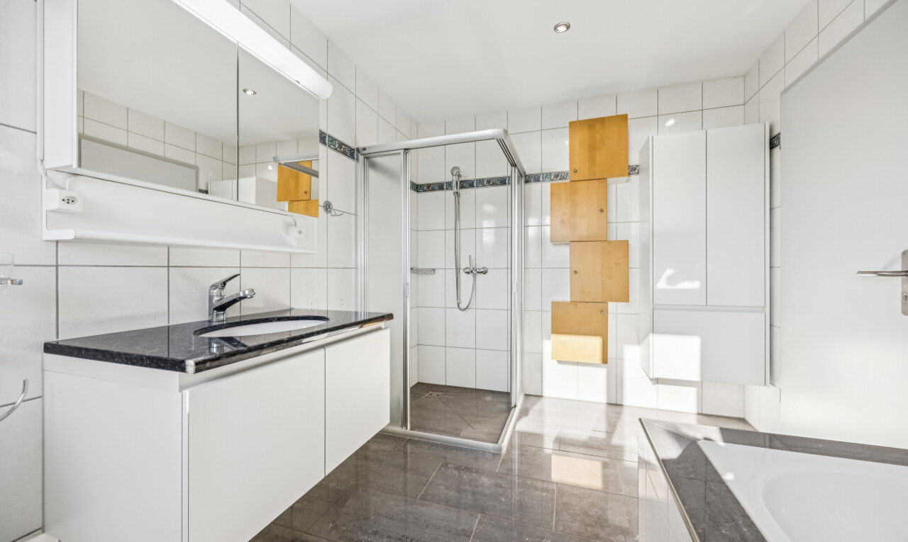 bad mit dusche, komplettes badezimmer, tile wall, fliesenwand, und schminktisch