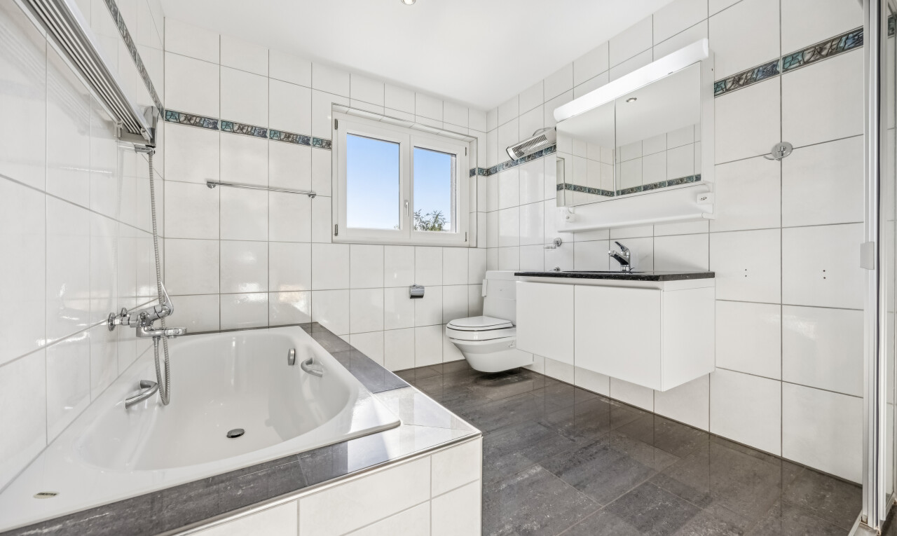 bad mit tile wall, fliesenwand, komplettes badezimmer, dark floor, und bad