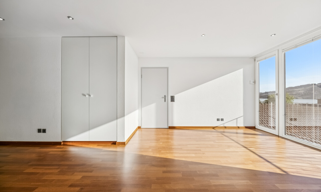 leerer raum mit holzfußboden, wood finish floor, gipskartonwand, drywall, und inside property