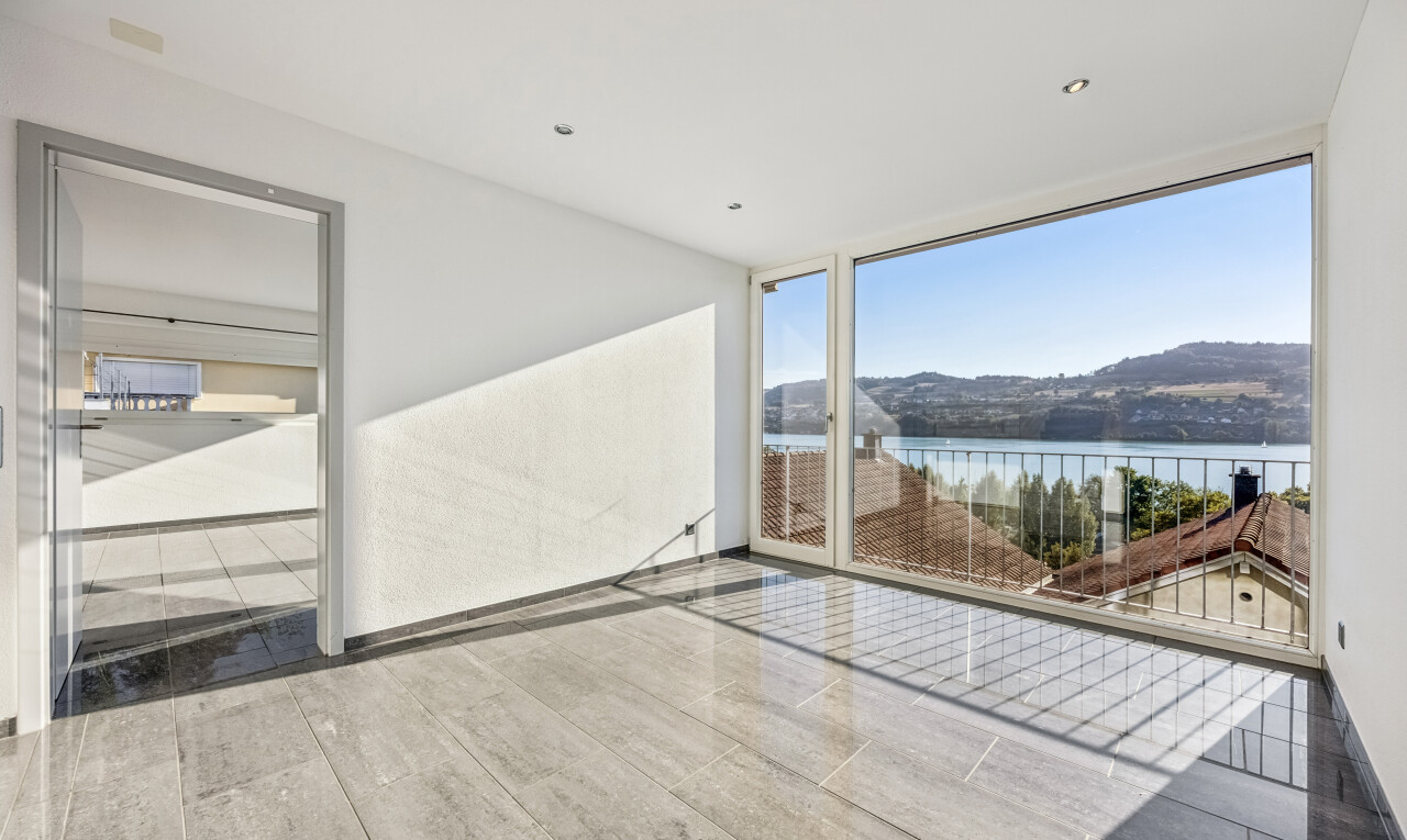 leerer raum mit view focus, seesicht, water view, einbauleuchten, und day time