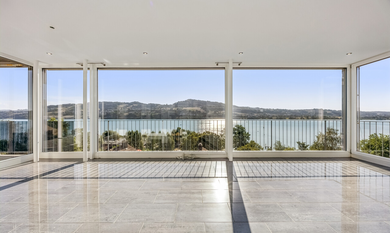 leerer raum mit floor ceiling windows, water view, seesicht, view focus, und day time