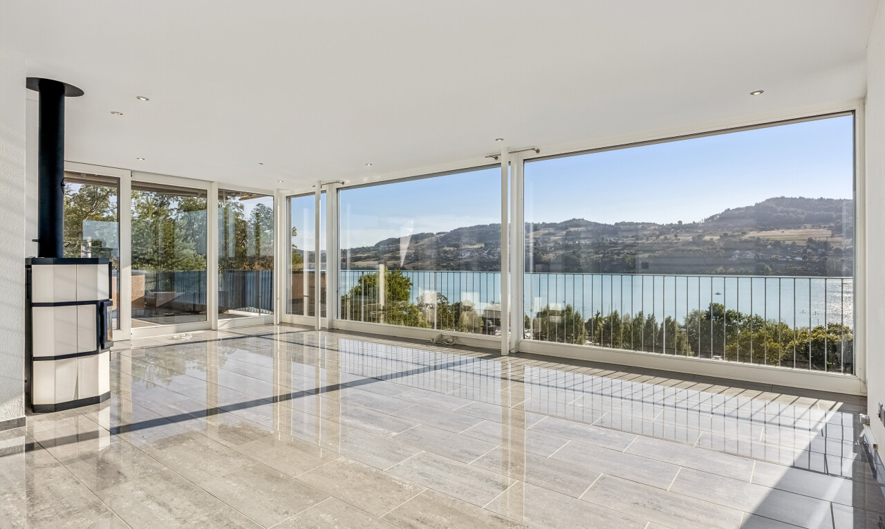 leerer raum mit floor ceiling windows, day time, view focus, seesicht, und water view