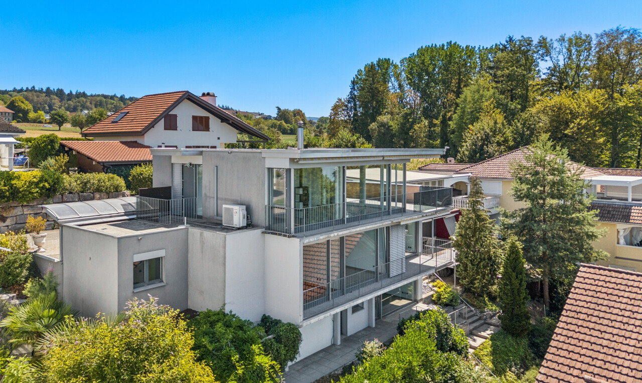 außenansicht mit balkon, drone view, property visible, day time, und stuckverkleidung