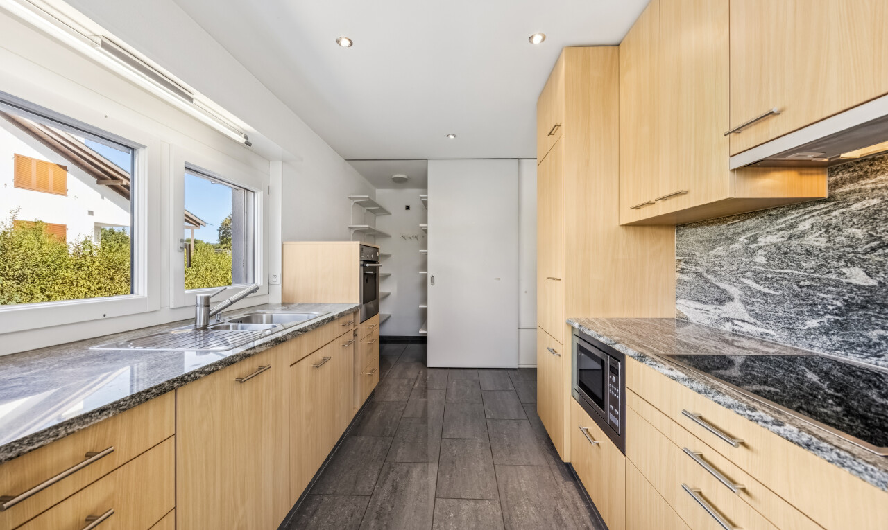 küche mit dark floor, light brown cabinets, hellbraune schränke, stone countertops, und stein arbeitsplatten