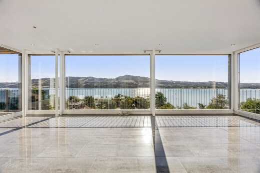 leerer raum mit floor ceiling windows, water view, seesicht, view focus, und day time
