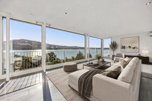 leerer raum mit view focus, water view, seesicht, floor ceiling windows, und einbauleuchten