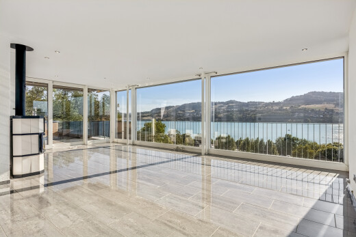 leerer raum mit floor ceiling windows, day time, view focus, seesicht, und water view