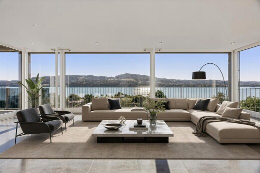leerer raum mit floor ceiling windows, water view, seesicht, view focus, und day time