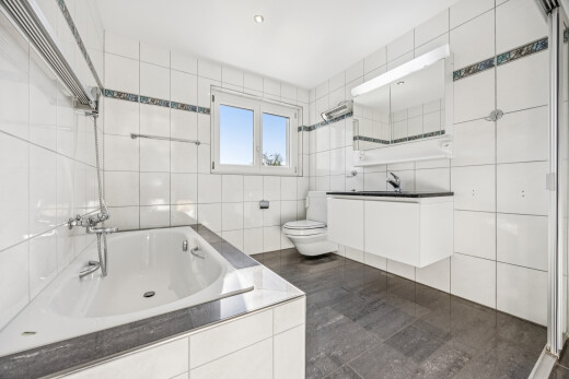 bad mit tile wall, fliesenwand, komplettes badezimmer, dark floor, und bad