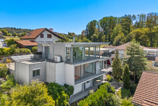 außenansicht mit balkon, drone view, property visible, day time, und stuckverkleidung