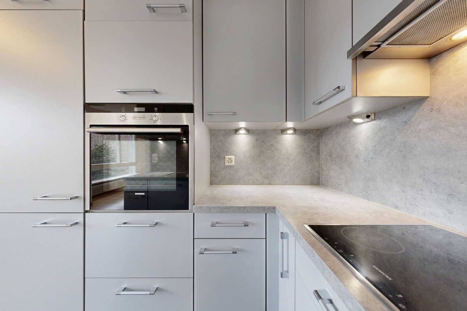 küche mit dunstabzugshaube, herd, ofen, light countertops, und inside property