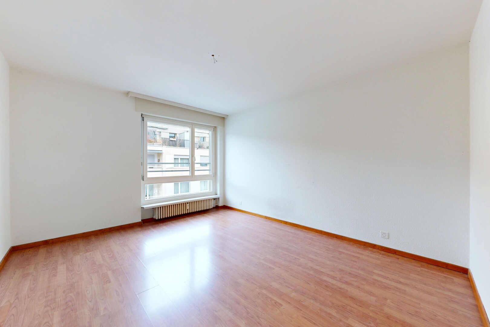 leerer raum mit natürliches licht, natural light, gipskartonwand, drywall, und holzfußboden