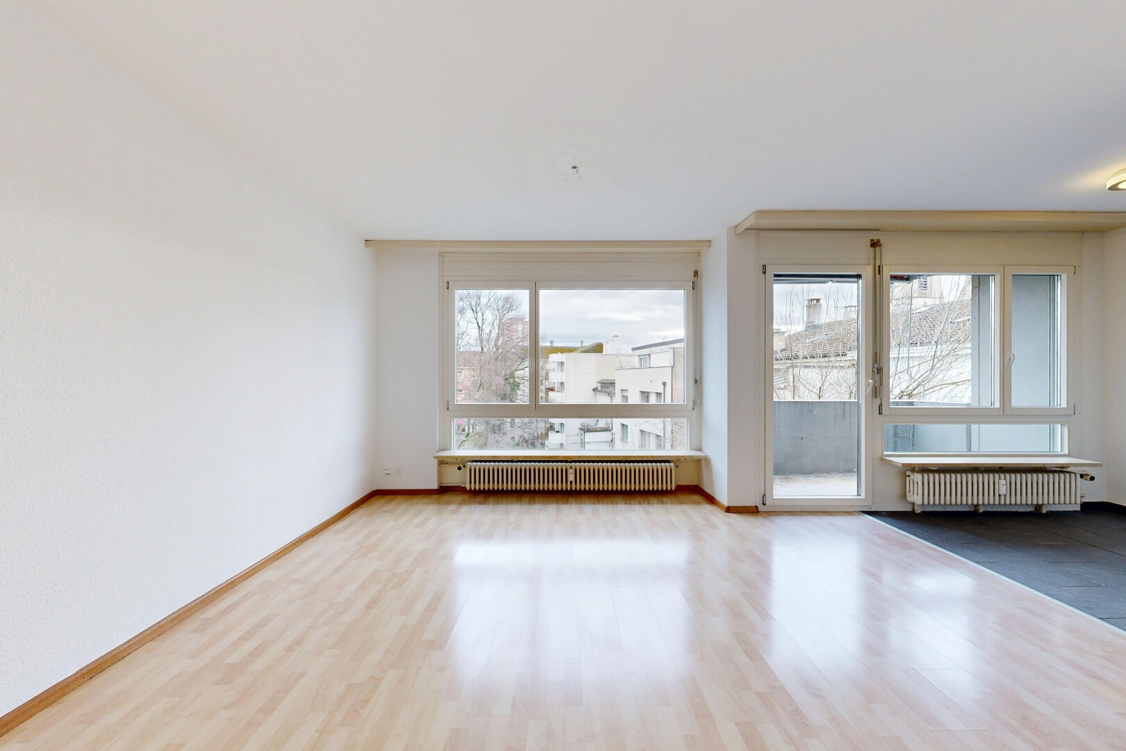 leerer raum mit holzfußboden, wood finish floor, kühler, gipskartonwand, und drywall