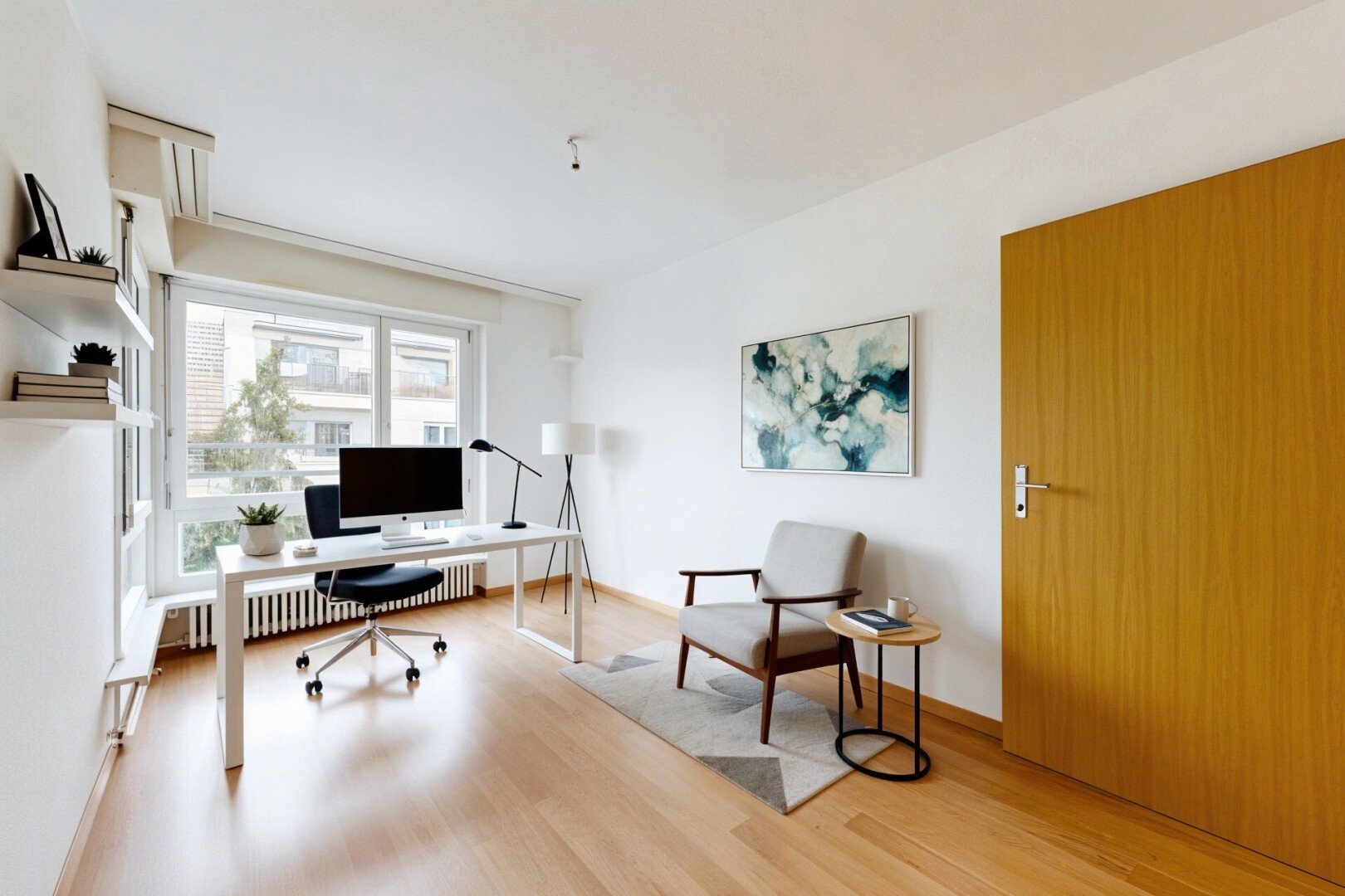 leerer raum mit kühler, holzfußboden, wood finish floor, natürliches licht, und natural light