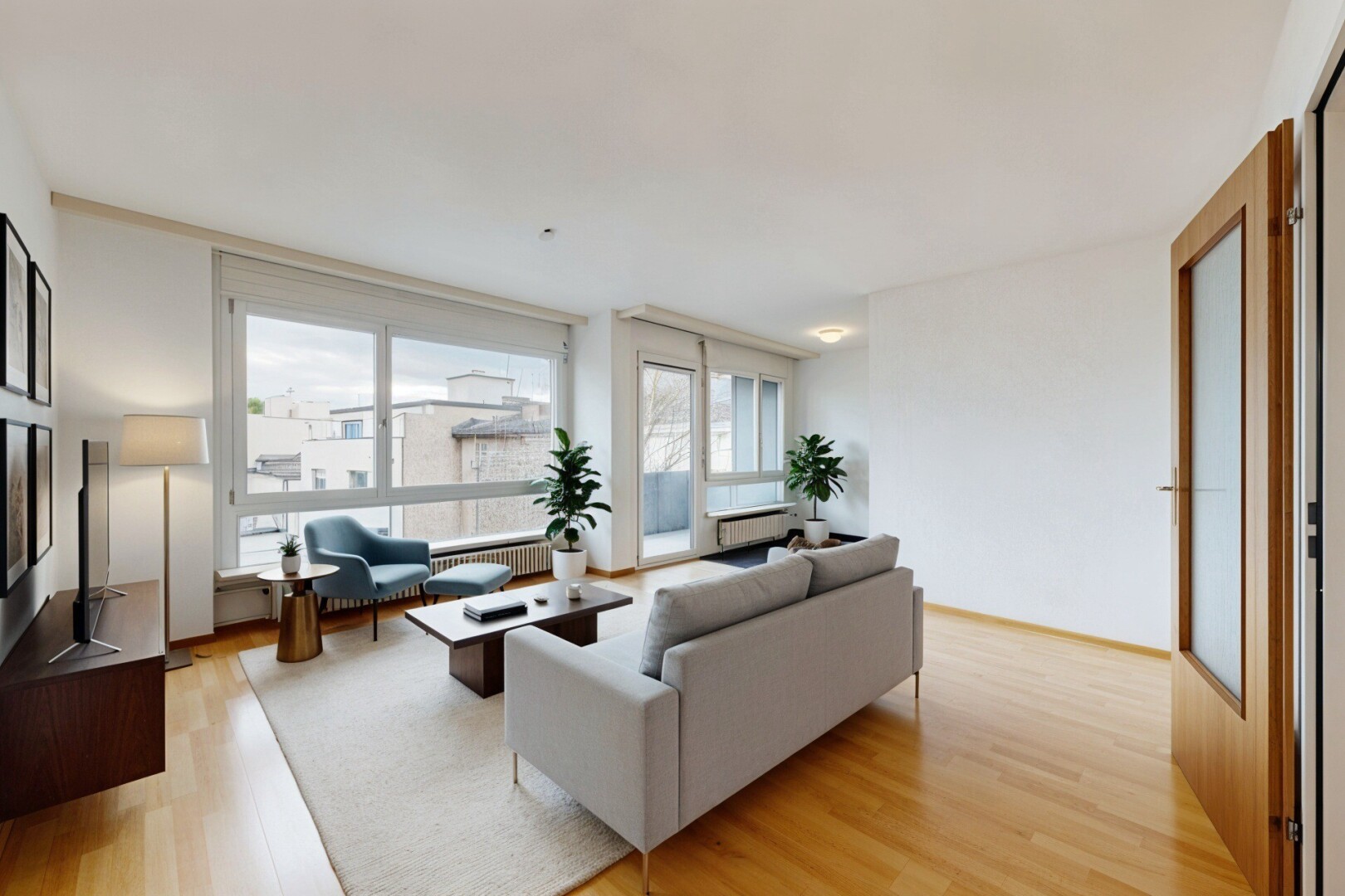 leerer raum mit kühler, natural light, natürliches licht, wood finish floor, und holzfußboden