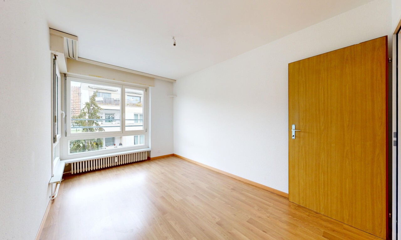 leerer raum mit kühler, holzfußboden, wood finish floor, natürliches licht, und natural light