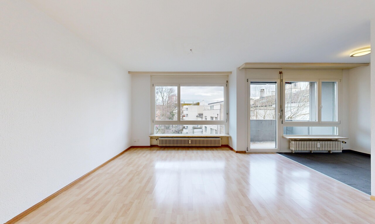 leerer raum mit holzfußboden, wood finish floor, kühler, gipskartonwand, und drywall