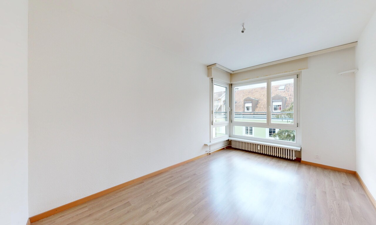 leerer raum mit wood finish floor, holzfußboden, kühler, drywall, und gipskartonwand