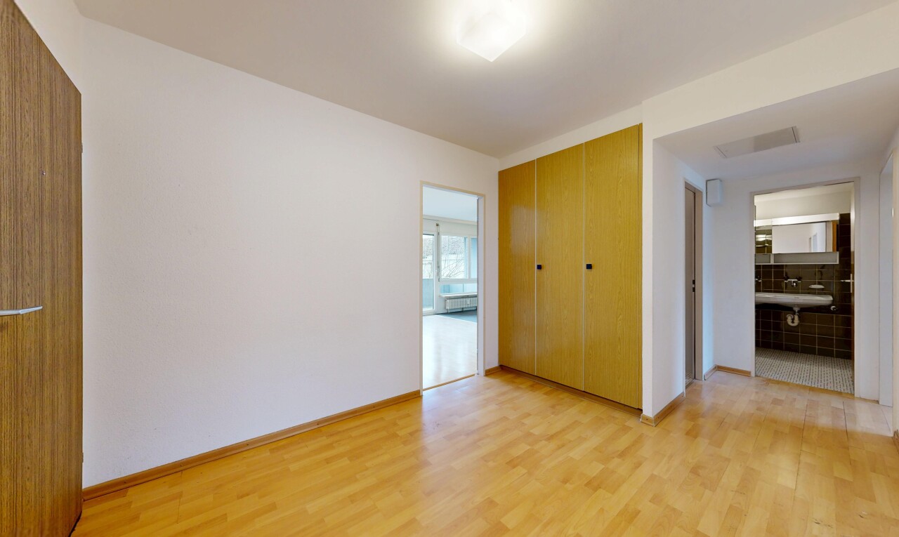 leerer raum mit holzfußboden, wood finish floor, gipskartonwand, drywall, und inside property