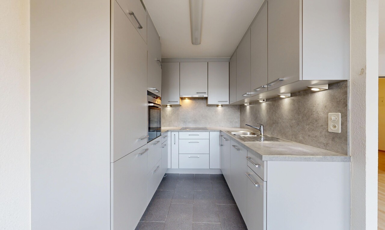 küche mit light countertops, arbeitsplatten, dark floor, inside property, und tile floor
