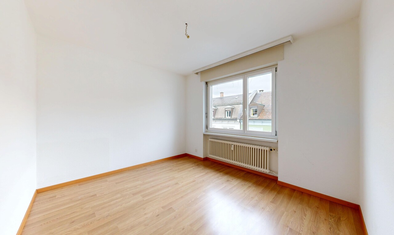 leerer raum mit kühler, holzfußboden, wood finish floor, gipskartonwand, und drywall