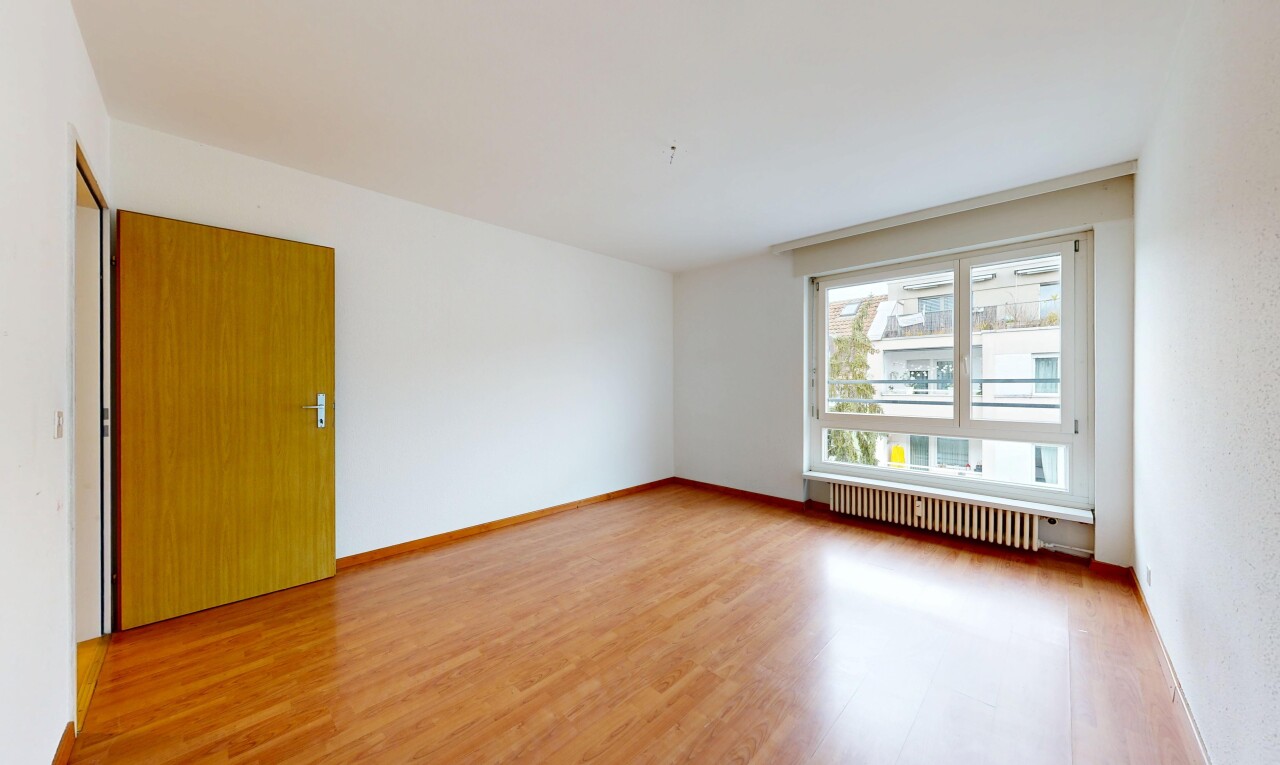 leerer raum mit inside property, kühler, holzfußboden, wood finish floor, und natürliches licht