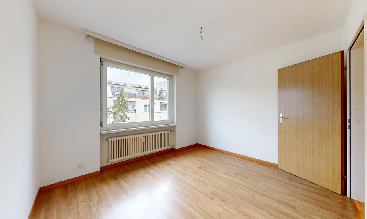 leerer raum mit kühler, inside property, wood finish floor, holzfußboden, und light floor