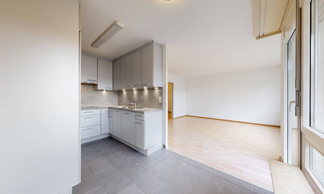 küche mit arbeitsplatten, light countertops, fliesenboden, tile floor, und küchenrückwand beim herd