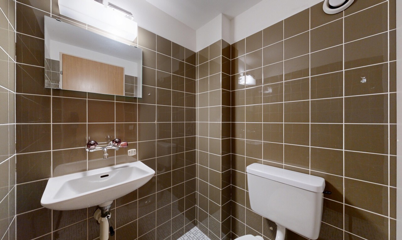 bad mit spiegel, fliesenwand, tile wall, toilette, und waschbecken