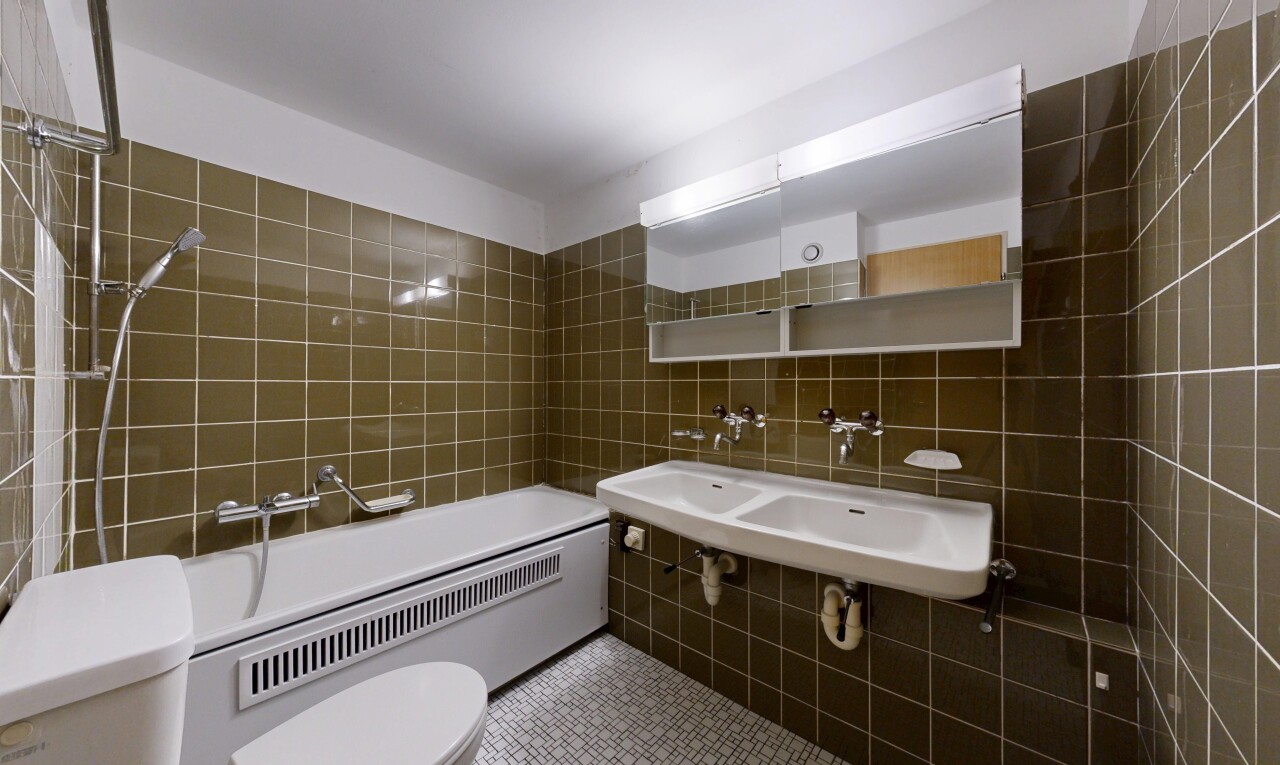 bad mit fliesenwand, tile wall, toilette, inside property, und spiegel