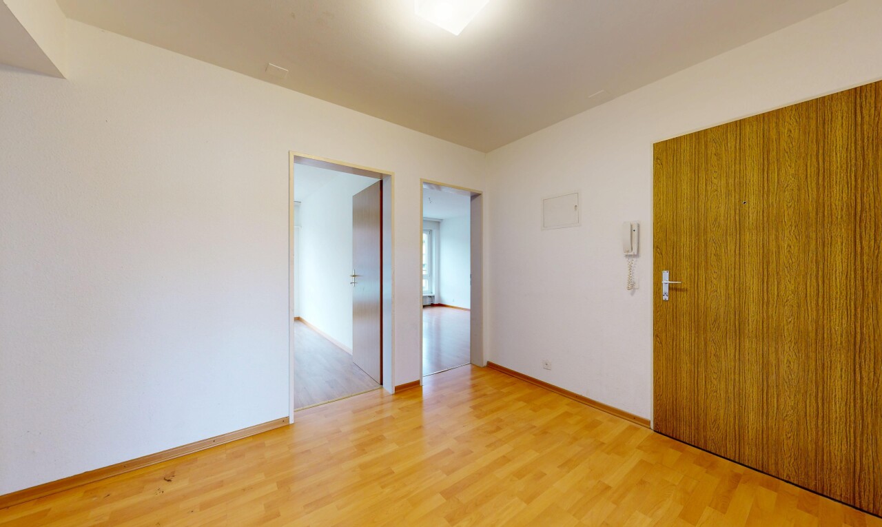 leerer raum mit holzfußboden, wood finish floor, gipskartonwand, drywall, und inside property