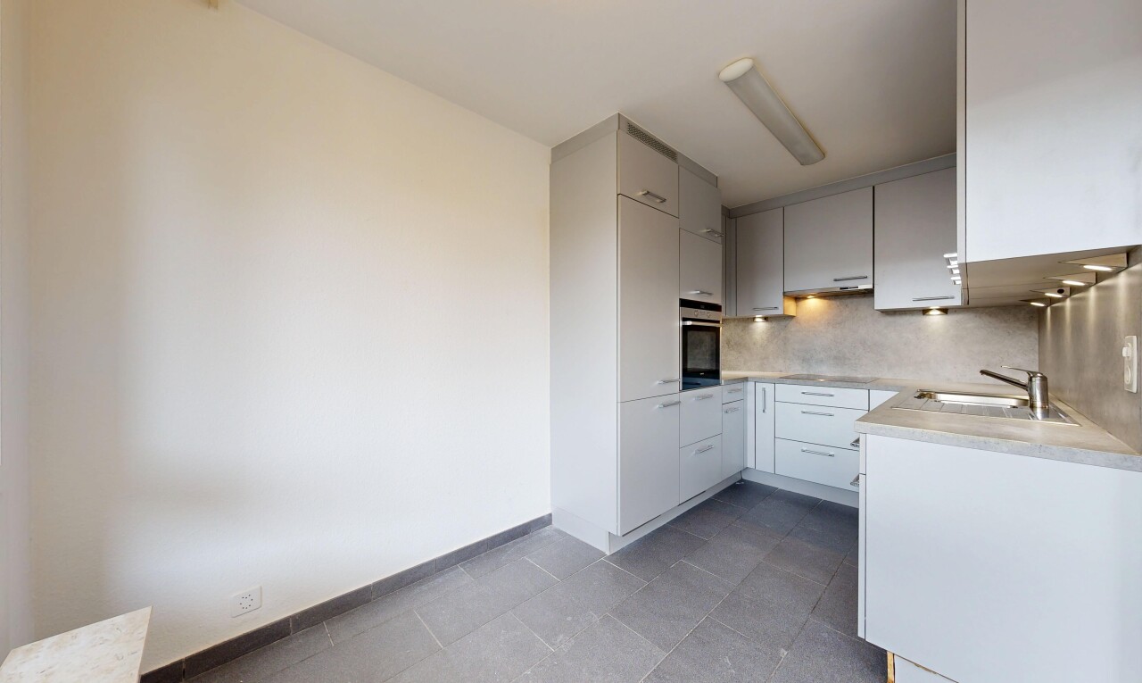 küche mit arbeitsplatten, light countertops, gipskartonwand, drywall, und küchenrückwand beim herd