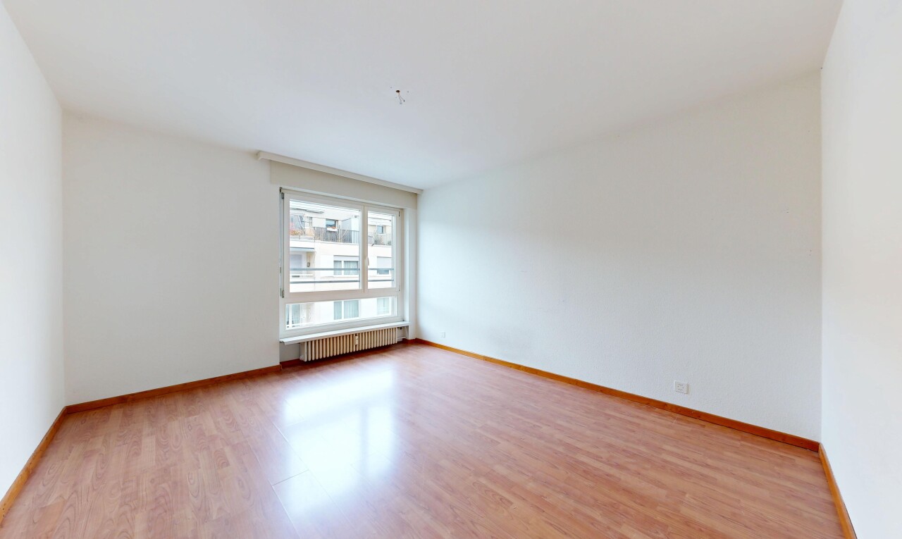 leerer raum mit natürliches licht, natural light, gipskartonwand, drywall, und holzfußboden