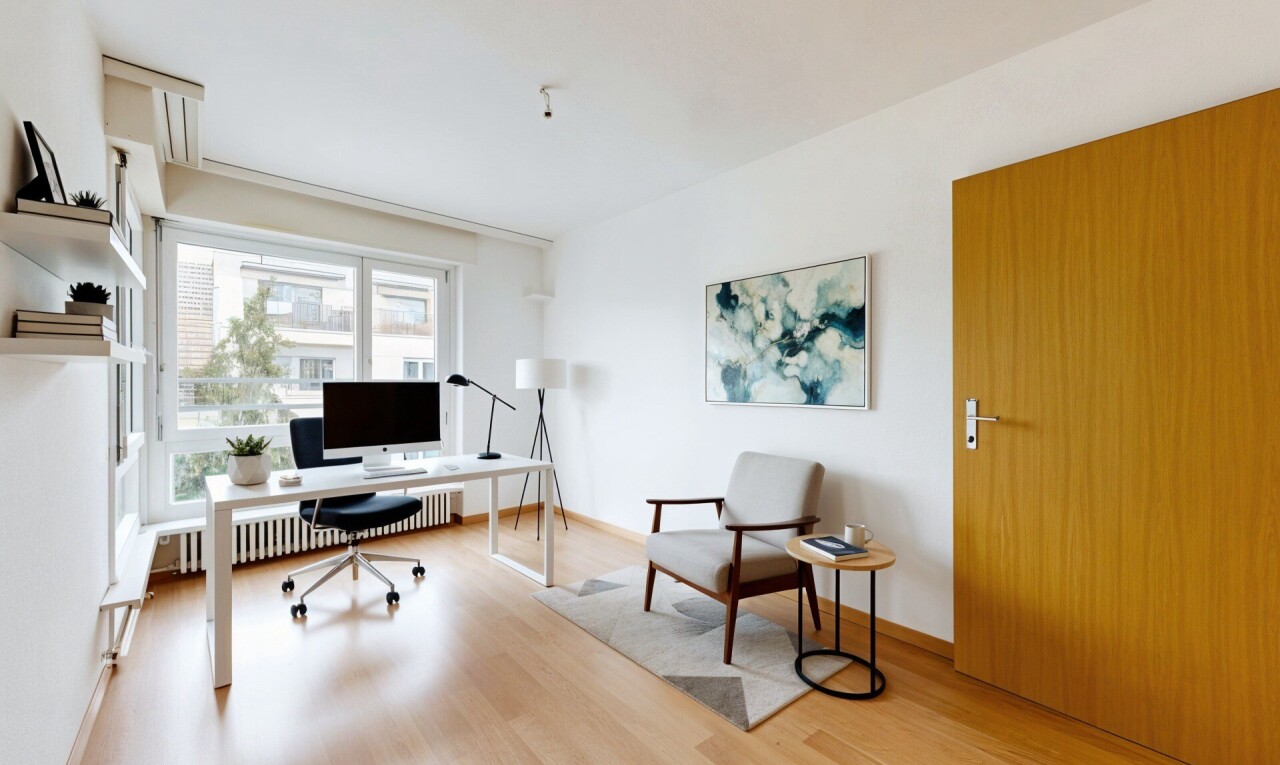 leerer raum mit kühler, holzfußboden, wood finish floor, natürliches licht, und natural light