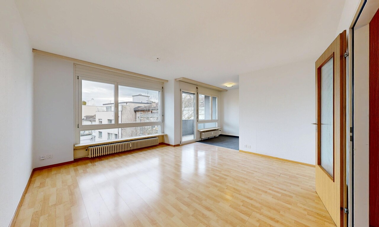 leerer raum mit kühler, natural light, natürliches licht, wood finish floor, und holzfußboden